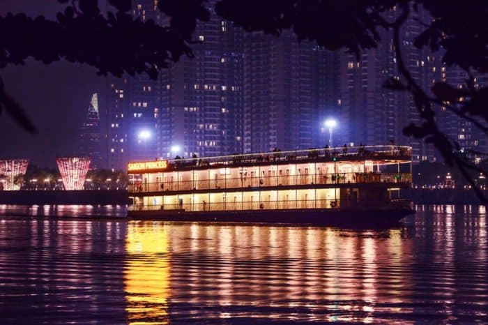 Круиз на корабле с роскошным ужином по реке Сайгон